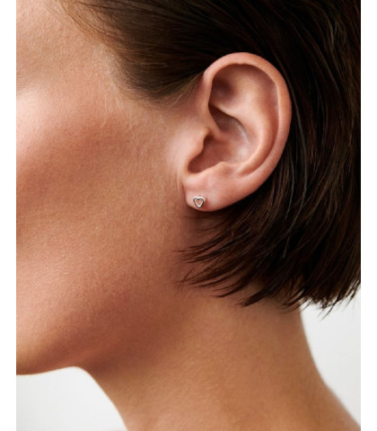 Pernille Corydon ørestikker formet som åbne hjerter. Med deres enkle design udstråler de varme og nærhed, der gør dem personlige og betydningsfulde. Det åbne hjerte giver et elegant spil mellem form og frihed, mens den blanke overflade reflekterer lyset smukt.