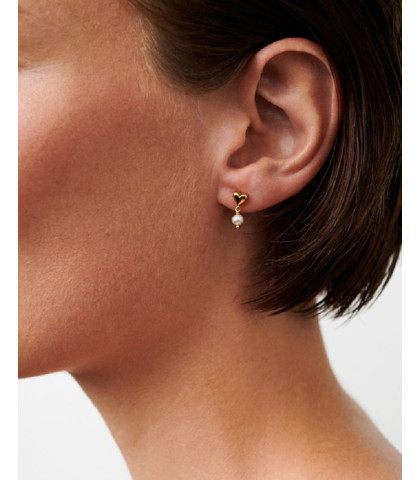 Utrolig smukke og elegante White Adore øreringe fra Pernille Corydon. Øreringe med chunky hjerte og ægte ferskvandsperle. Hver ferskvandsperle er unik, hvilket gør hvert sæt enestående.  