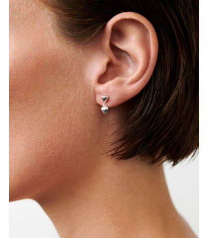 De smukke Adore øreringe fra Pernille Corydon kan bæres alene for et feminint look, eller kombiner dem med andre smykker for dit personlige udtryk. Perfekt gaveidé til dig selv eller en du holder af. Med en længde på 12mm fanger øreringene smukt lyset i deres blide buede former, hvilket gør dem perfekte til både hverdag og særlige anledninger. 