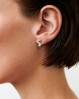 De smukke Adore øreringe fra Pernille Corydon kan bæres alene for et feminint look, eller kombiner dem med andre smykker for dit personlige udtryk. Perfekt gaveidé til dig selv eller en du holder af. Med en længde på 12mm fanger øreringene smukt lyset i deres blide buede former, hvilket gør dem perfekte til både hverdag og særlige anledninger. 