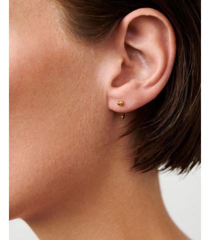 Disse tidløse og feminine Pernille Corydon Adore øreringe prydes af et lille, blankt hjerte, der elegant fanger lyset og tilfører et varmt udtryk. 