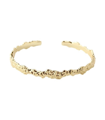 Aqua Dulce Cappa Bangle armring i forgyldt sølv. Denne armring har en let hamret, skinnende overflade og en oval form med et åbent stykke for nem bæring. 