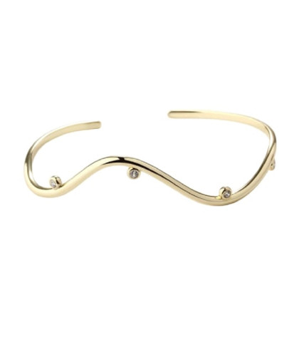 Det smukke Wavy Bangle armbånd / armring fra Aqua Dulce omfavner håndleddet med sine bølgende former og indfangede lys. Udsmykket med små, strålende zirkoner, tilfører det et strejf af glamour. 