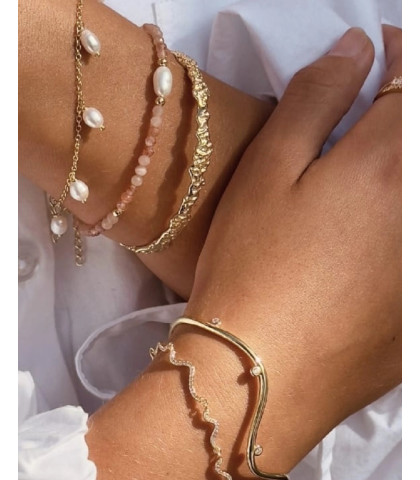 Armringens åbne design sikrer nem anvendelse og komfort, enten alene eller sammen med andre smykker. Perfekt til at løfte dit look med feminin luksus. 