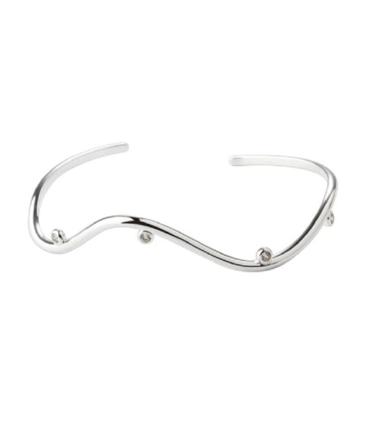 Aqua Dulce Wavy Bangle fast søv-armbånd - moderne armring med zirkoner og elegant design. Perfekt som et stilrent statement-smykke for at fremhæve moderne femininitet og tidløs skønhed. 