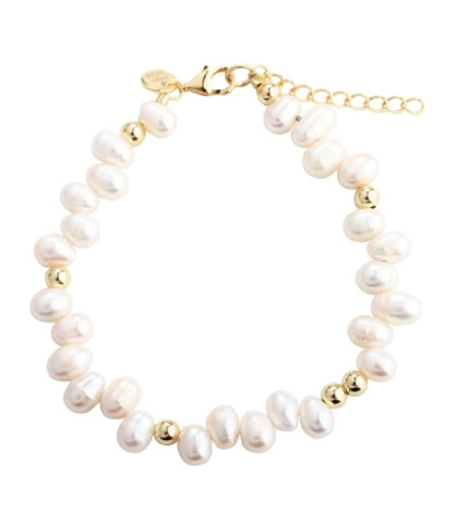 Dette tidløse Aqua Dulce armbånd er fremstillet af forgyldt sterling sølv og designet med blankpolerede kugleled og ægte hvide ferskvandsperler, der er elegant placeret langs kæden. 