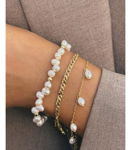 Perlernes naturlige glød kombineret med den organiske form skaber en harmonisk balance mellem blødhed og glans, og gør det feminine perlearmbånd perfekt til enhver anledning.