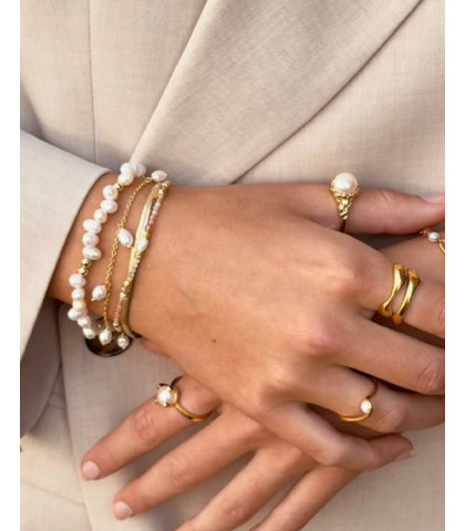 Kombiner gerne det smukke perlearmbånd med andre af dine yndlingssmykker, og skab derved dit eget personlige look. Det feminine armbånd er perfekt både til hverdag og til særlige lejligheder.