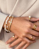 Kombiner gerne det smukke perlearmbånd med andre af dine yndlingssmykker, og skab derved dit eget personlige look. Det feminine armbånd er perfekt både til hverdag og til særlige lejligheder.