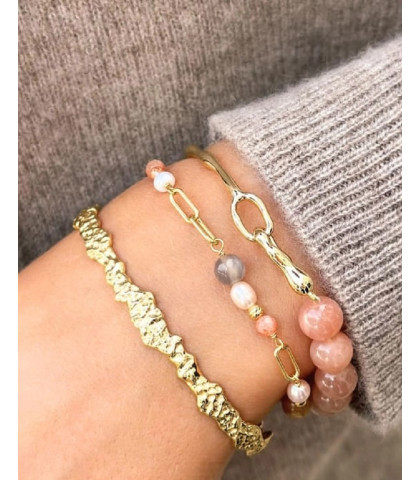 Sunella Link armbåndet i forgyldt sterling sølv kombinerer blankpolerede kædeled med rosa sunstones, ægte ferskvandsperler og funklende zirkoniasten. Perfekt valg til at tilføje et sofistikeret udtryk med et strejf af varme og eksklusivitet. 