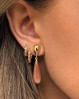 Disse elegante øreringe har en blankpoleret dråbeformet ørestik, hvorfra en rosa sunstone hænger og fanger lyset. Kombinationen af guld og rosaton skaber et sofistikeret udtryk, perfekt til både hverdag og fest.