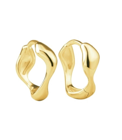 Aqua Dulce Minara Big Hoops. Disse forgyldte sterlingsølv creoler snor sig kunstfærdigt omkring øreflippen og tilføjer et sofistikeret touch til ethvert outfit. Den blankpolerede overflade fanger lyset, hvilket forstærker det bølgende design og gør dem til et tidløst statement-smykke. Perfekte både alene for en minimalistisk look eller i kombination med andre øreringe for et personligt udtryk.