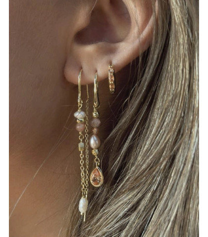 Disse øreringe er fremstillet af forgyldt sterling sølv og prydet med smukke Sunstone og ferskvandsperler. Det balancerede design forener naturlige perler med funklende klare zirkonia og facetterede rosa sunstones. 