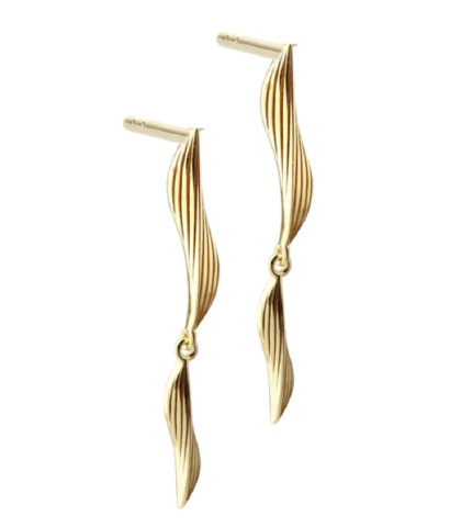 Elegante Elara øreringe fra Aqua Dulce. De bølgede led reflekterer lyset smukt ved hver bevægelse, hvilket skaber en levende dynamik mellem struktur og enkelhed. Perfekte både alene og i kombination med andre smykker for et personligt præg. 