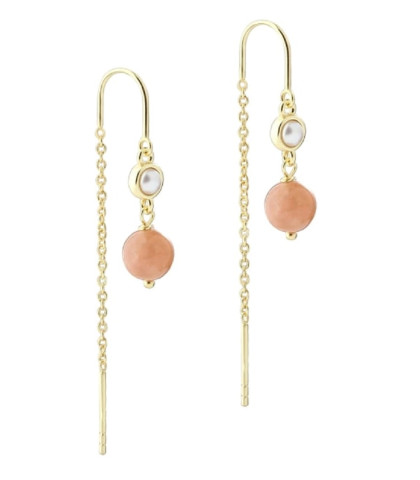 Sunella øreringe fra Aqua Dulce. Øreringene prydes af en skinnende hvid ferskvandsperle og en rosa sunstone, der sammen skaber et harmonisk farvespil. Disse let bevægende sten tilføjer en diskret, men iøjnefaldende elegance til dit look. 