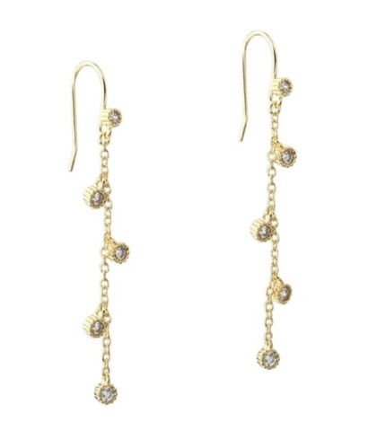 Disse forgyldte Aqua Dulce sterling sølv øreringe er udsmykket med klare zirkoniasten, der subtile glimter i lyset. Designet er både let og bevægeligt, hvilket giver et luftigt look perfekt til både hverdag og festlige lejligheder. Et tidløst smykke, der tilføjer glamour og underspillet luksus til ethvert outfit. 