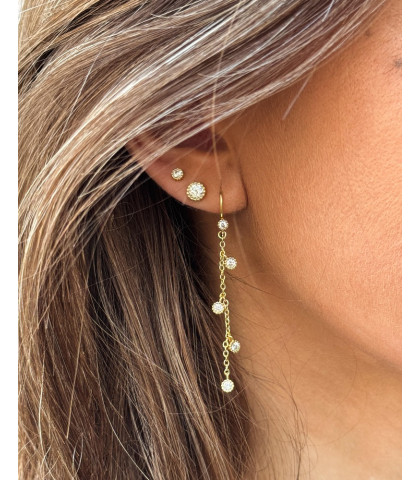 Smukke øreringe som giver et let og luftigt look på en elegant måde. Lumi øreringe fra Aqua Dulce med de fineste små vedhæng med klare zirkoniasten.