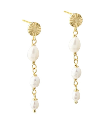 Aqua Dulce øreringe - Line Pearl. Forgyldt elegance med ferskvandsperler. Smukke facetterede coins reflekterer lyset, mens hvide ferskvandsperler tilfører et tidløst og feminint udtryk. 