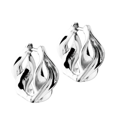 Oplev de elegante Curva Hoop øreringe fra Aqua Dulce, fremstillet i sterlingsølv. Øreringene har en praktisk click-lås er de nemme at tage af og på. Perfekte for dig, der elsker stilrene smykker med et elegant twist. 