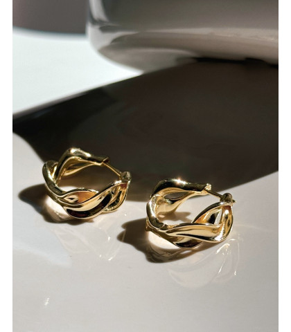 Disse snoede hoops har et moderne og enkelt design, som passer perfekt til både hverdag og fest. Den bløde, buede form giver et feminint og tidløst udtryk. 