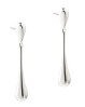 Smukke dråbeformede øreringe fra Aqua Dulce. Lavet af blankpoleret sterlingsølv, reflekterer de lyset elegant og tilføjer et sofistikeret touch til både hverdags- og festlooks. Med en længde på 5,4 cm og et let design, sikrer de komfort uden at hænge i øreflipperne. Perfekt som en klassisk og stilren tilføjelse til enhver garderobe. 
