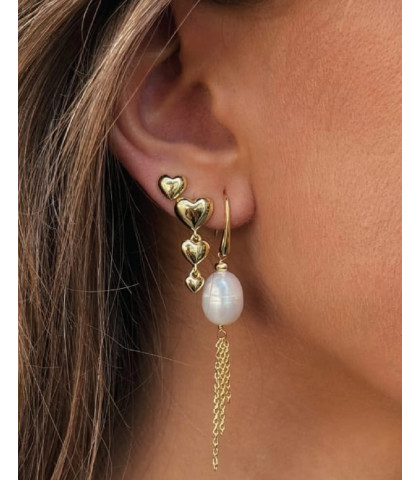 Oplev romantikken med disse elegante øreringe, udsmykket med tre blankpolerede hjerter i forskellige størrelser. Fremstillet i forgyldt 925 sterlingsølv, de repræsenterer et tidløst symbol på kærlighed. Perfekte til en romantisk anledning eller som en personlig gave. 