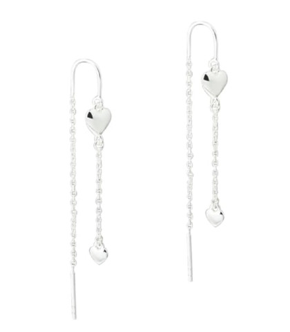 Karla øretråde fra Aqua Dulce. Det romantiske design kombinerer små, blankpolerede hjerter, der hænger frit fra fine kæder og bevæger sig graciøst. Et feminint og tidløst smykke, der tilfører et strejf af kærlighed og elegance til ethvert look. Perfekte til både hverdag og fest, samt en ideel gaveidé. 