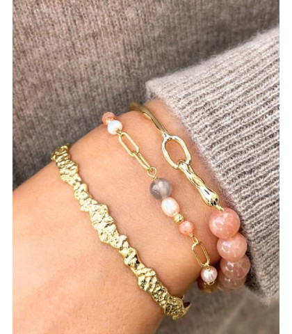 Cappa Bangle armring fra Aqua Dulce. Fremstillet i massivt 925 sterlingsølv med en let hamret overflade, reflekterer den lys smukt og giver et eksklusivt look. 