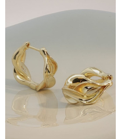 Stilfulde Aqua Dulce øreringe - Curva Hoops i forgyldt sølv. Med deres feminine, tidløse former og praktiske click-lås er de både nemme og behagelige at bære. Ideelle for dem, der søger et stilfuldt smykke med varme og finesse. 
