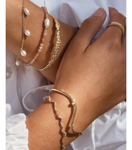 Armbåndets stilrene design gør det alsidigt og nemt at style, perfekt til både hverdag og festlige anledninger. En tidløs favorit og en ideel gaveidé. 