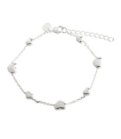 Aqua Dulce sølvarmbånd - Karla. Dette elegante og feminine smykke kombinerer raffineret lethed med subtile detaljer, hvor de blankpolerede Karla-hjerter i forskellige størrelser skaber et harmonisk udtryk.