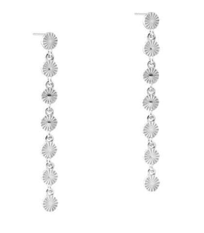 Line øreringe fra Aqua Dulce. Øreringene har et enkelt, men karakterfuldt design, med en let bevægelse for et feminint og luftigt look. Perfekt til både hverdag og fest, er disse øreringe fremstillet i 925 sterlingsølv, hvilket sikrer en tidløs finish. Ideelle for dem, der foretrækker enkle smykker med fine detaljer og et sofistikeret udtryk.