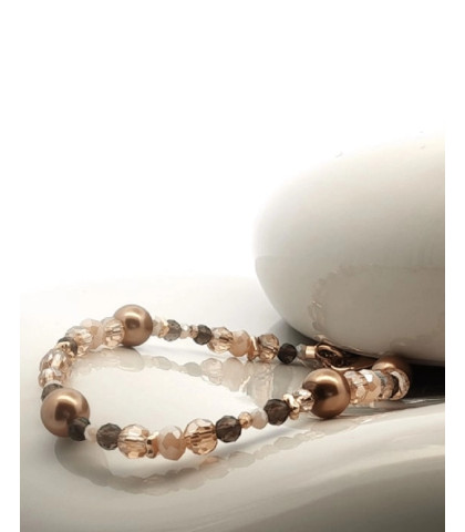 Aqua Dulce armbånd Eira forgyldt - er et elegant perlearmbånd i forgyldt sølv. Dette feminine armbånd kombinerer naturlige materialer med gyldne detaljer for et eksklusivt look. 