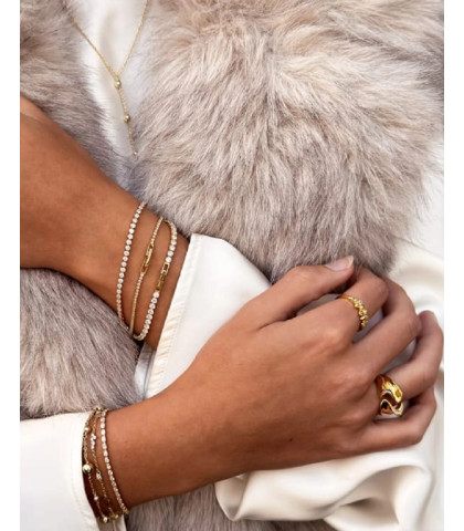 Armbåndets eksklusive design tilføjer en iøjnefaldende glans til dit look, perfekt til både hverdag og særlige lejligheder. Tennisarmbånd med klare runde zirkonia sten. Aqua Dulce tennis armbånd.