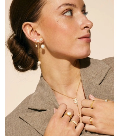 Y-halskæden prydes af små perler samlet i en fin klynge, hvilket giver halskæden en blød og harmonisk udstråling. 