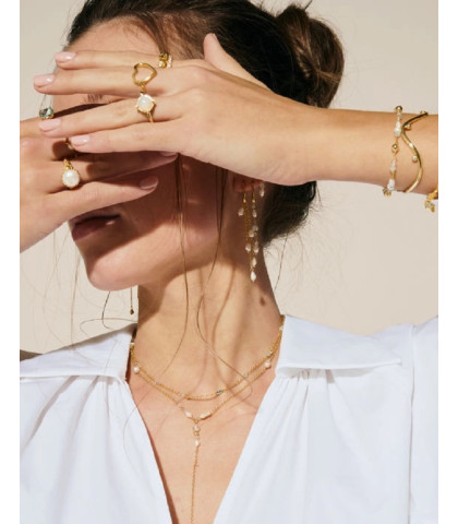 Perfekte øreringe til både festlige lejligheder og hverdagsbrug, de hvide ferskvandsperler tilfører et strejf af luksus og tidløs romantik til din personlige stil. 