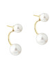 Aqua Dulce Luna Double øreringe i forgyldt sølv med smukke hvide perler. Disse 2-i-1 øreringe kombinerer smukke perler med en blød, buet detalje, hvilket skaber et balanceret design med en gylden glød. Med Luna Double får du alsidighed og skønhed i ét smykke. 