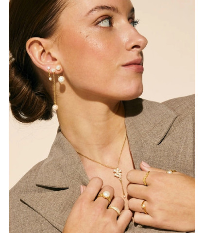 Den unikke aftagelige vedhængsdetalje giver dig mulighed for at tilpasse dit look fra minimalistisk til elegant. Perfekte til både hverdag og fest, tilføjer de et feminint og sofistikeret touch. 