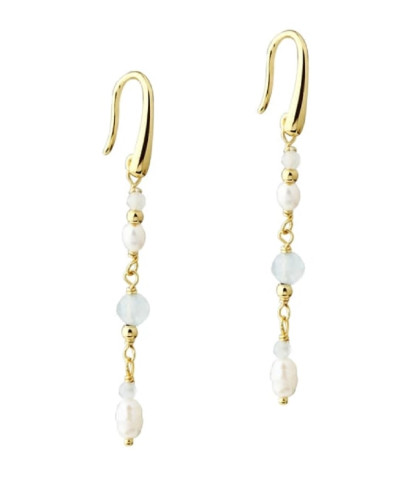 Aqua Dulce Sinna Pearl øreringe i forgyldt sølv. Oplev klassisk elegance med et moderne twist i Sinna øreringene fra Aqua Dulce. Kombinationen af de lyse blå sten og naturlige perler skaber en smuk balance mellem det raffinerede og det rå – perfekt til både hverdag og fest. 