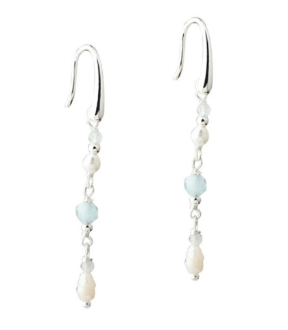 Sinna Pearl øreringe fra Aqua Dulce. Tidløse sølvøreringe fra Aqua Dulce med et stilrent design og sanselige detaljer. Sinna øreringe er lavet af 925 sterlingsølv, prydet med klare blå Aqua Marine sten og rå hvide ferskvandsperler, der skaber et smukt farvespil. Den organiske overflade på perlerne giver karakter og en autentisk følelse, mens samspillet med blå sten giver en elegant balance.