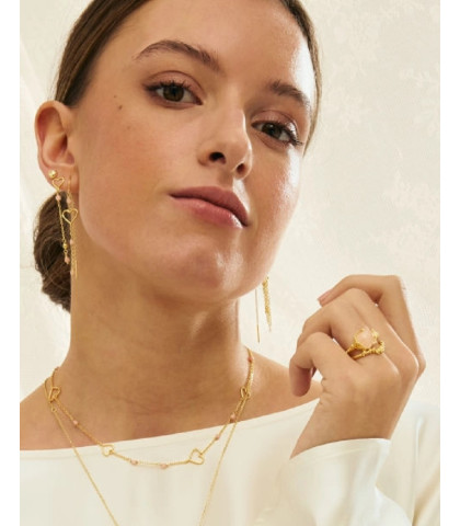 Aqua Dulce øreringene er fremstillet i forgyldt sterlingsølv, som tilføjer et varmt, eksklusivt touch til ethvert look. Med deres feminine udtryk og tidløse finish, er Alma øreringene perfekte til både hverdag og fest, hvor de tilfører en følelse af kærlighed og klassisk skønhed. Oplev deres bløde linjer og harmoniske balance. 