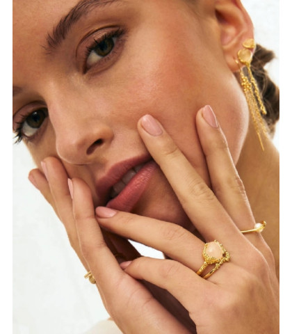 De smukke Aya øretråde bevæger sig let for et luftigt, feminint touch. Perfekte til både hverdag og fest, de tilfører dit look en sofistikeret lethed og et eksklusivt twist.
