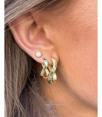 Klassiske øreringe som tilføjer et sofistikeret touch til dit look. Et alsidigt smykke til stilbevidste kvinder, der ønsker tidløs elegance med moderne lethed.