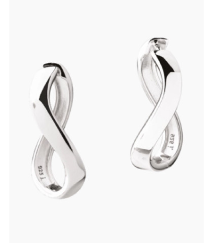 Tidløse sølvøreringe fra Aqua Dulce. Forever Hoop Small har en smuk, organisk form inspireret af evighedstegnet og symboliserer det uendelige med sine bløde, svungne linjer. 